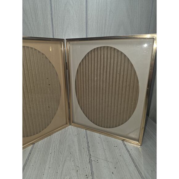 Vtg 70s Brass Standing Double Bifold Picture Frame Oval Matte Gold Tone 8x10 - Picture 6 of 10